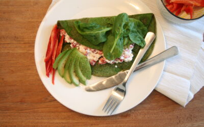 Spinazie-omelet met zoete paprikavulling