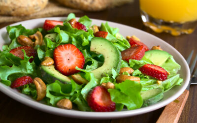 Zomers frisse salade met aardbei en avocado