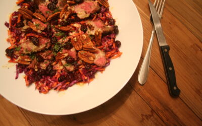 Seizoenssalade met rode kool en biefstuk