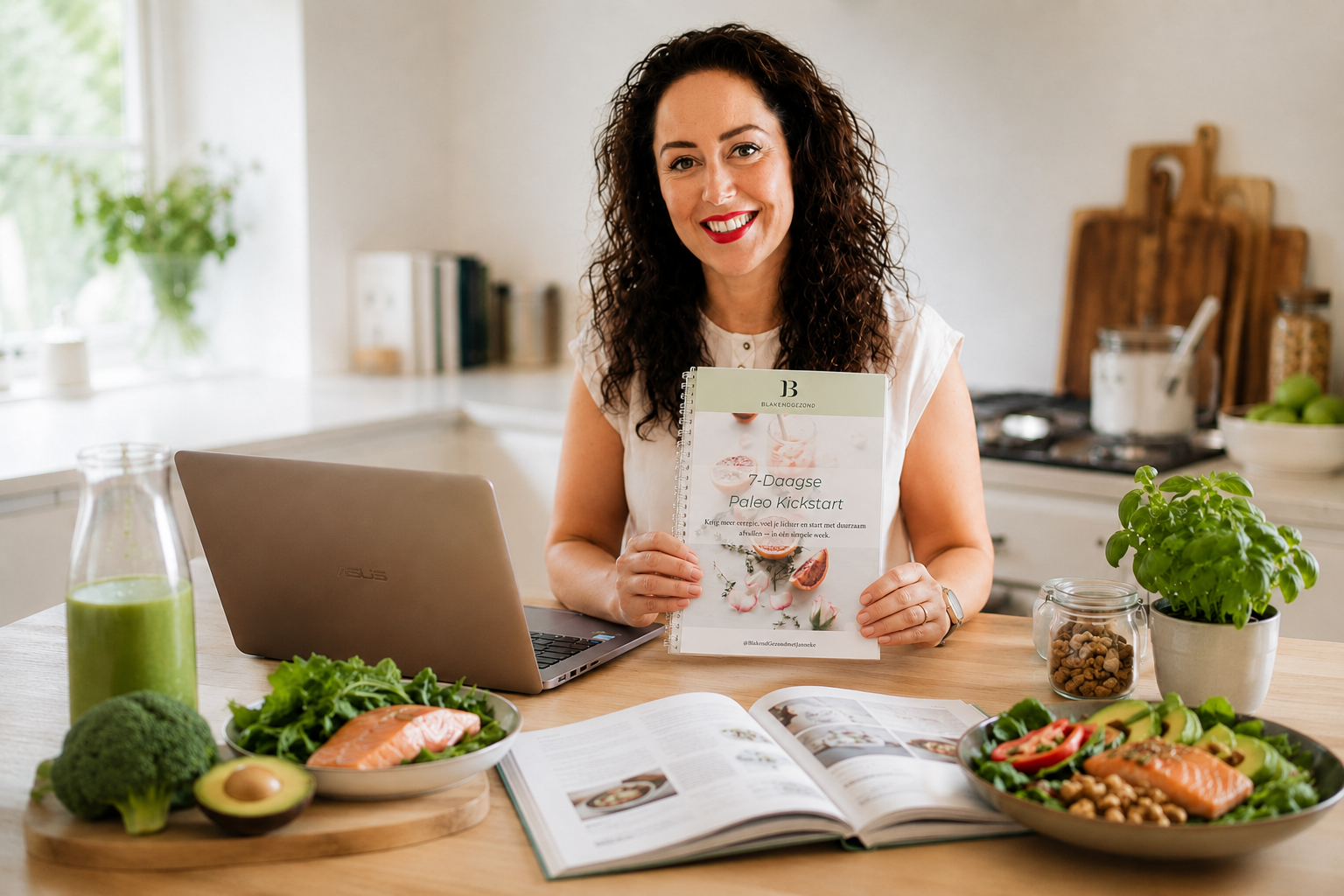 Janneke van der Linden aan tafel met laptop en groene smoothie